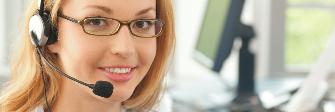 
O angajată a departamentului Serviciul pentru clienți vorbește la telefon, folosind căștile