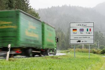 
Un indicator de pe stradă semnalează obligația de plată a taxei rutiere pentru autocamioane în Germania